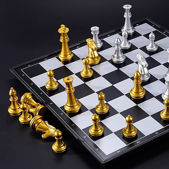 A foldable magnet chess set